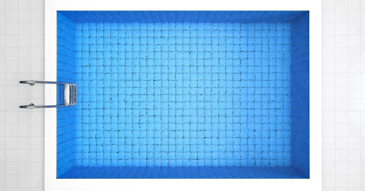 A blue tiles small plunge pool.