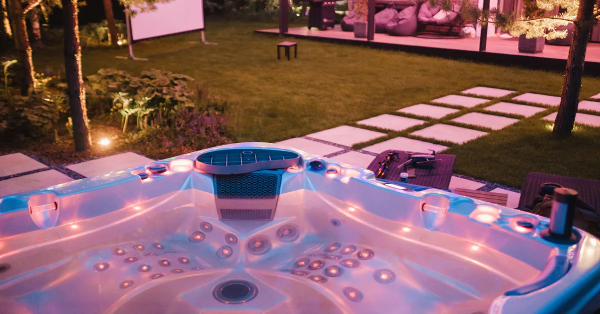 Autonomous hot tub or Jacuzzi with hot water and lights