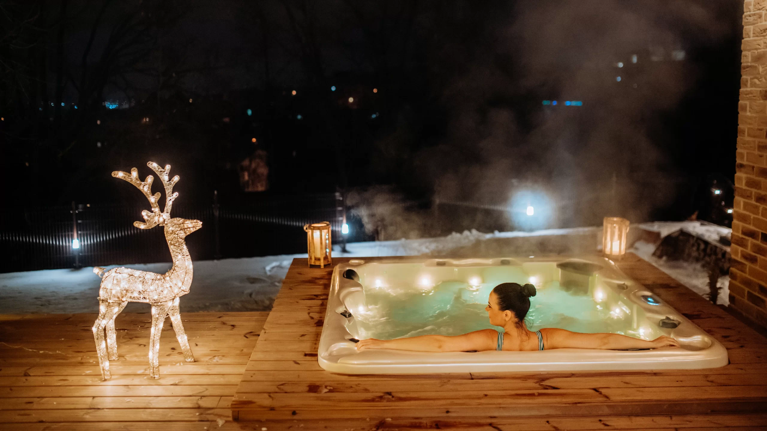 young-woman-enjoying-outdoor-bathtub-in-her-terrac.